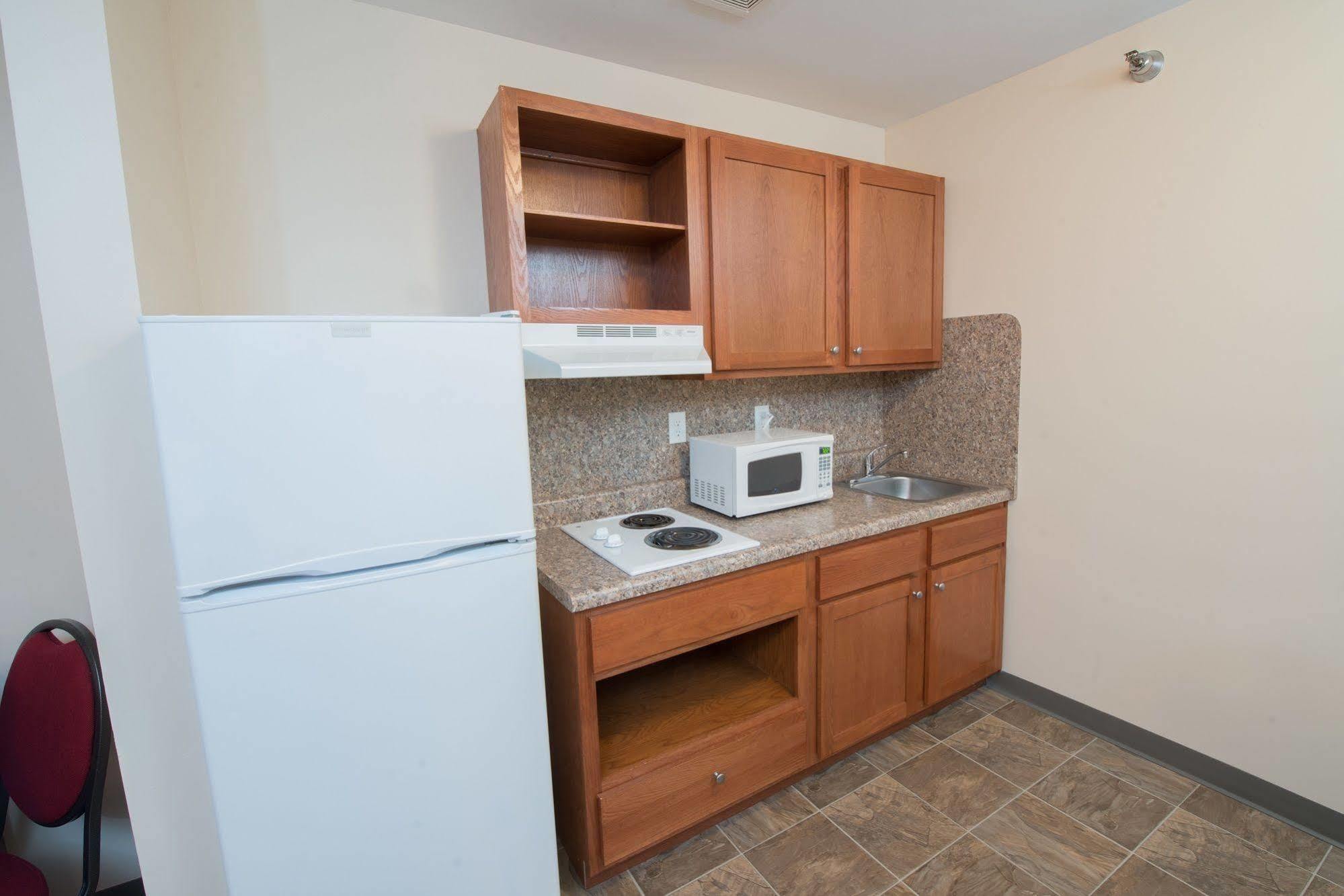 Red Roof Inn & Suites Dickinson Dış mekan fotoğraf